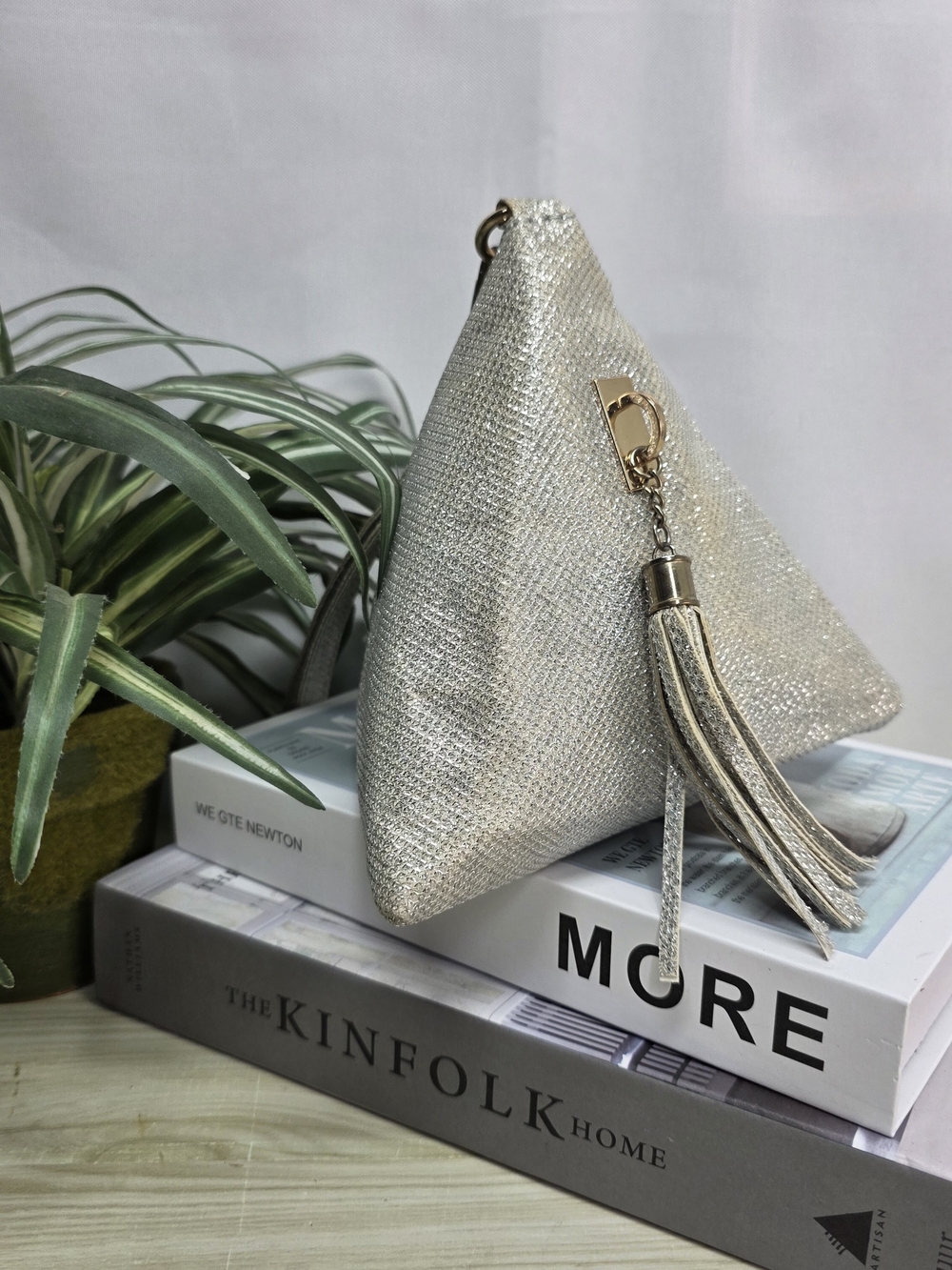 3/$15 🔴 Sale Metallic Silver Pyramid Tassel Clutch